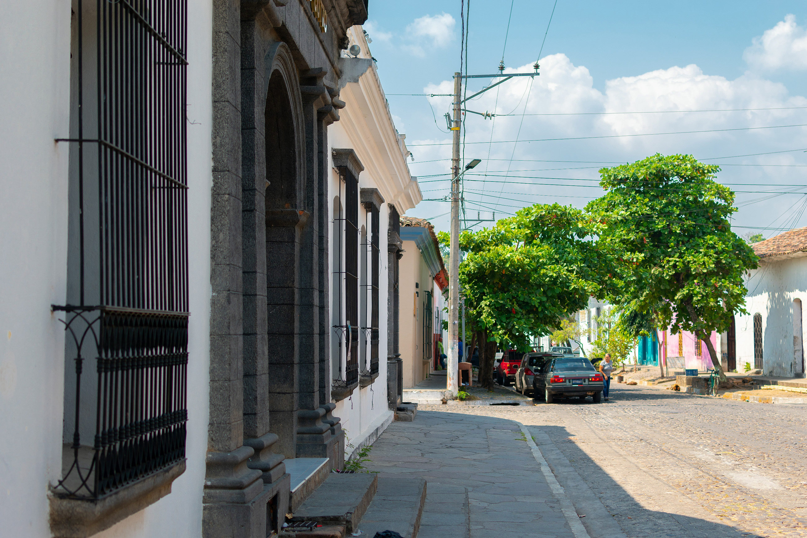 suchitoto-charming-street A cobblestone street lined with colorful houses in Suchitoto, a great option to live in El Salavador.