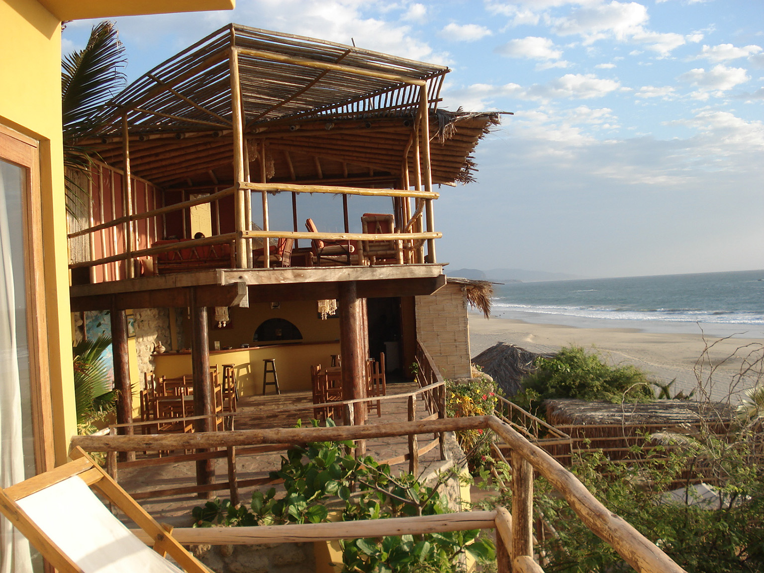 Beach villa overlooking the ocean in Máncora Peru, popular for long-term rentals.