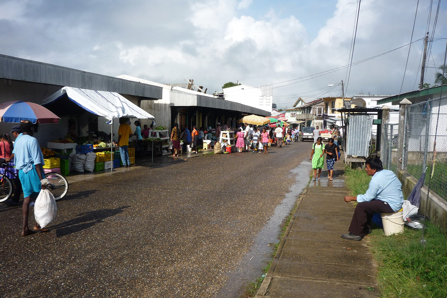 Street scene with shoppers in Punta Gorda