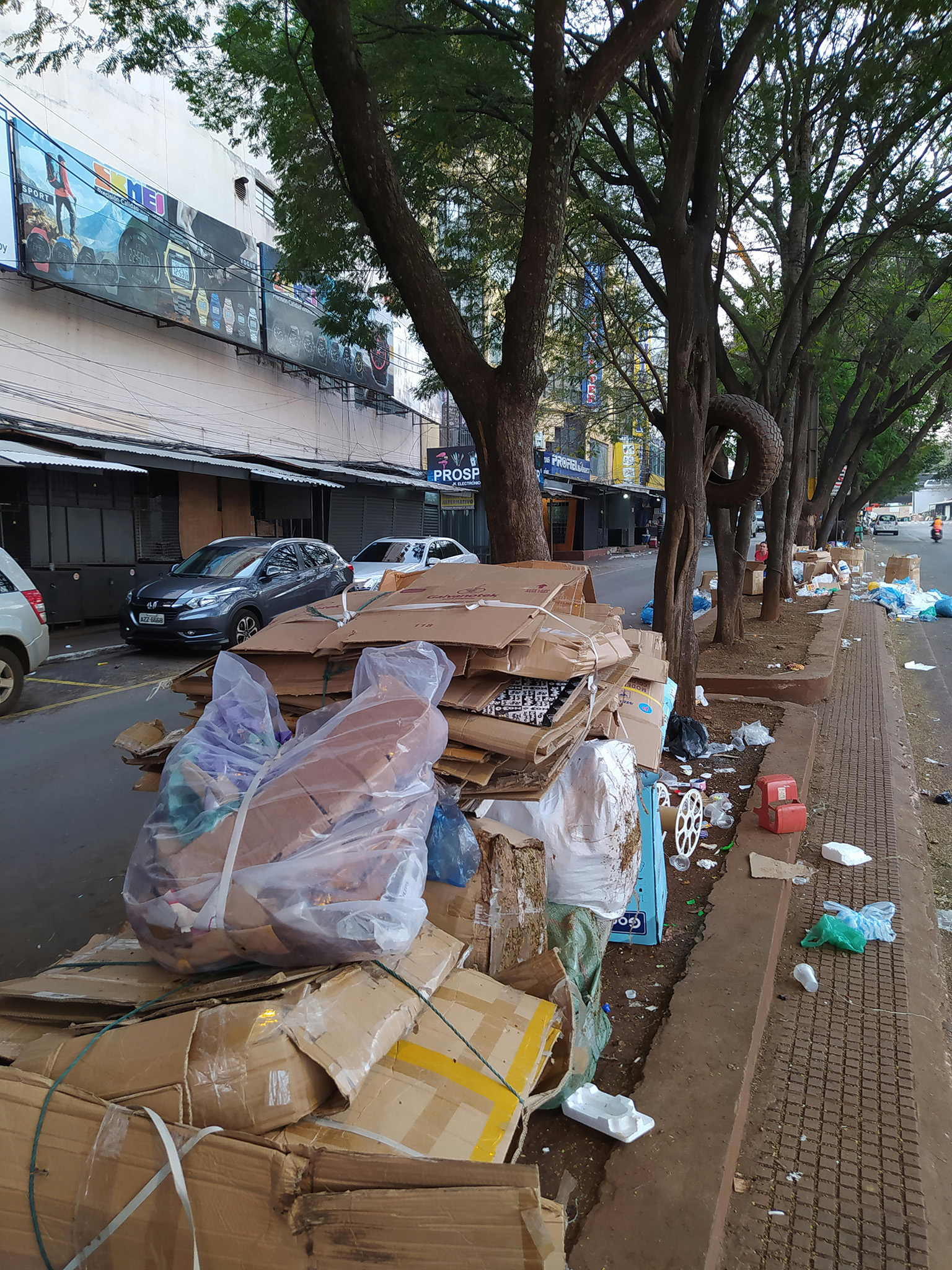 Garbage piled on the side of the road in Ciudad del Este’s commercial zone.