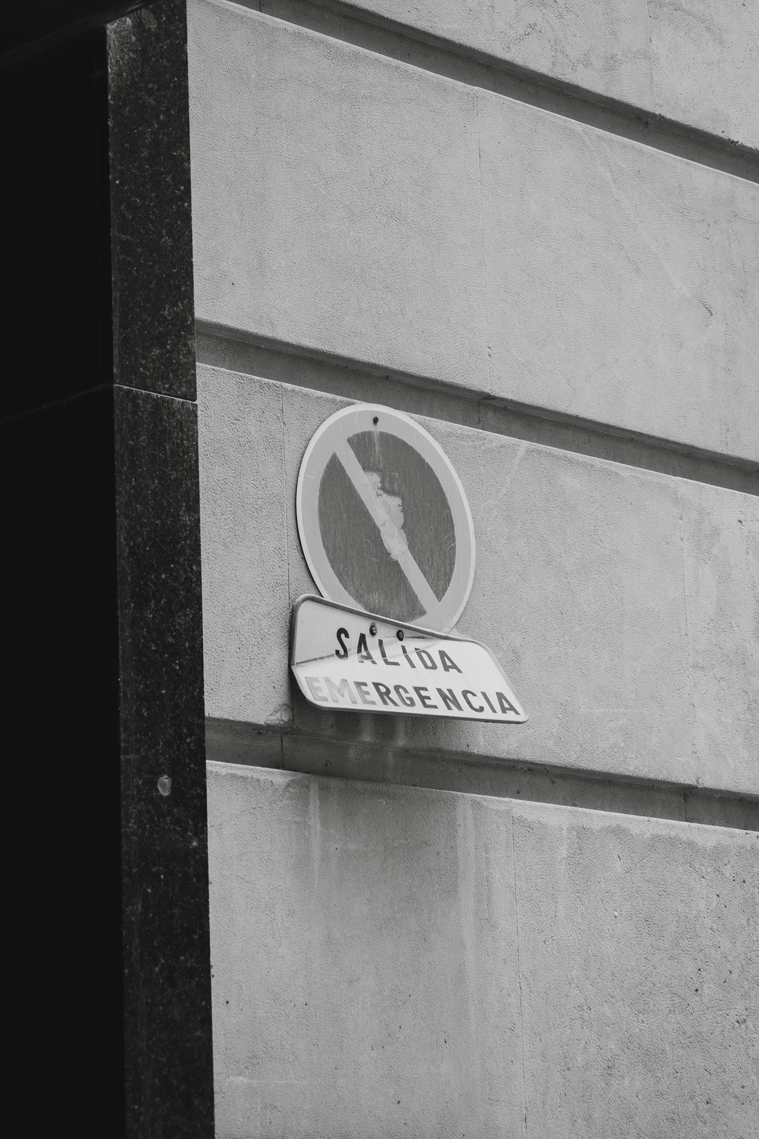 Emergency exit sign in Paraguay hospital – practical emergency access in expat healthcare guide 