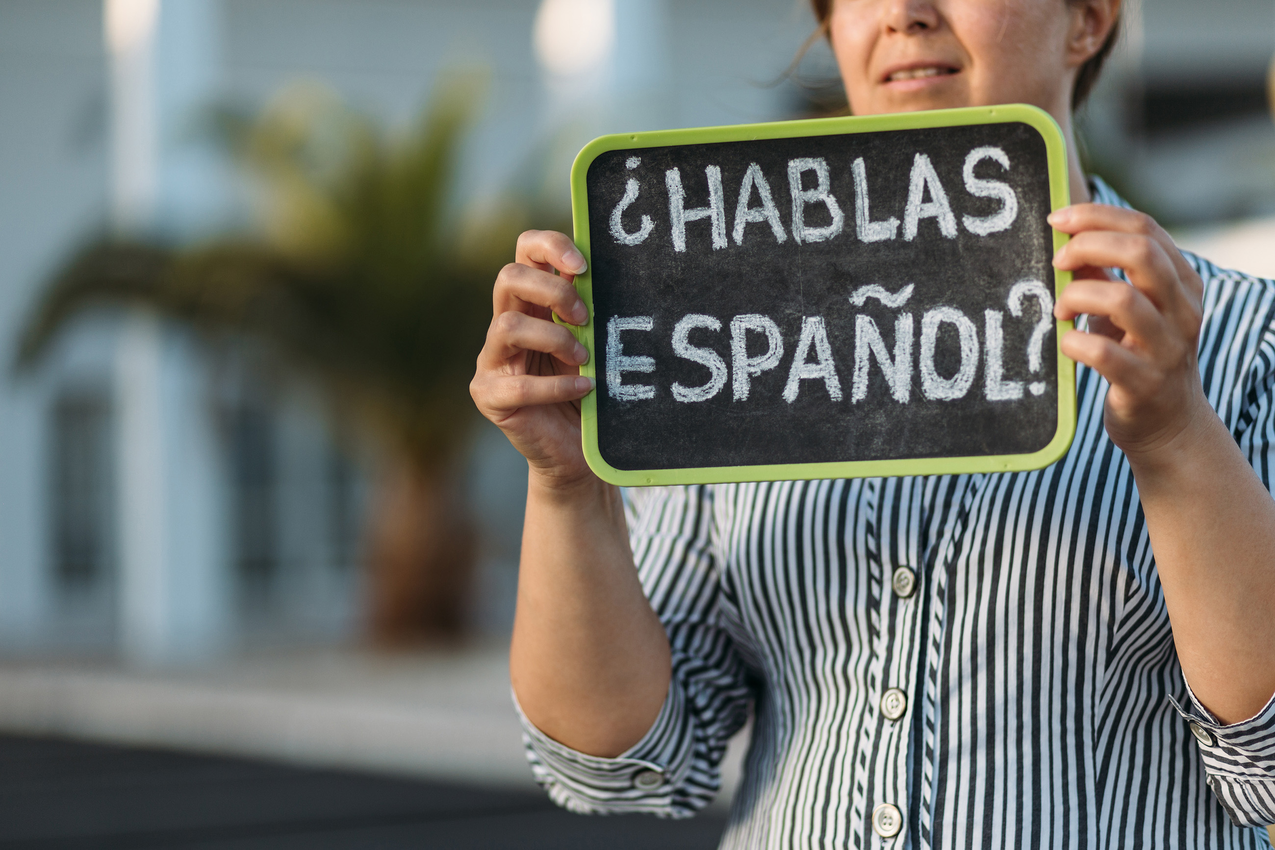 Hablas español sign reflecting expat language challenges in Paraguay