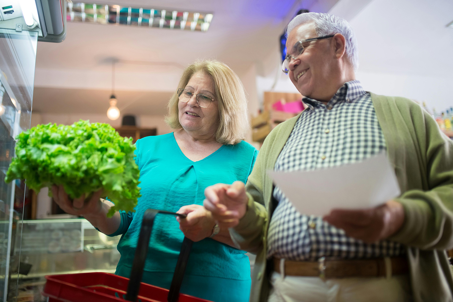 retired-couple-grocery-shopping-cost-of-living-paraguay Retired couple grocery shopping in Paraguay managing everyday expenses