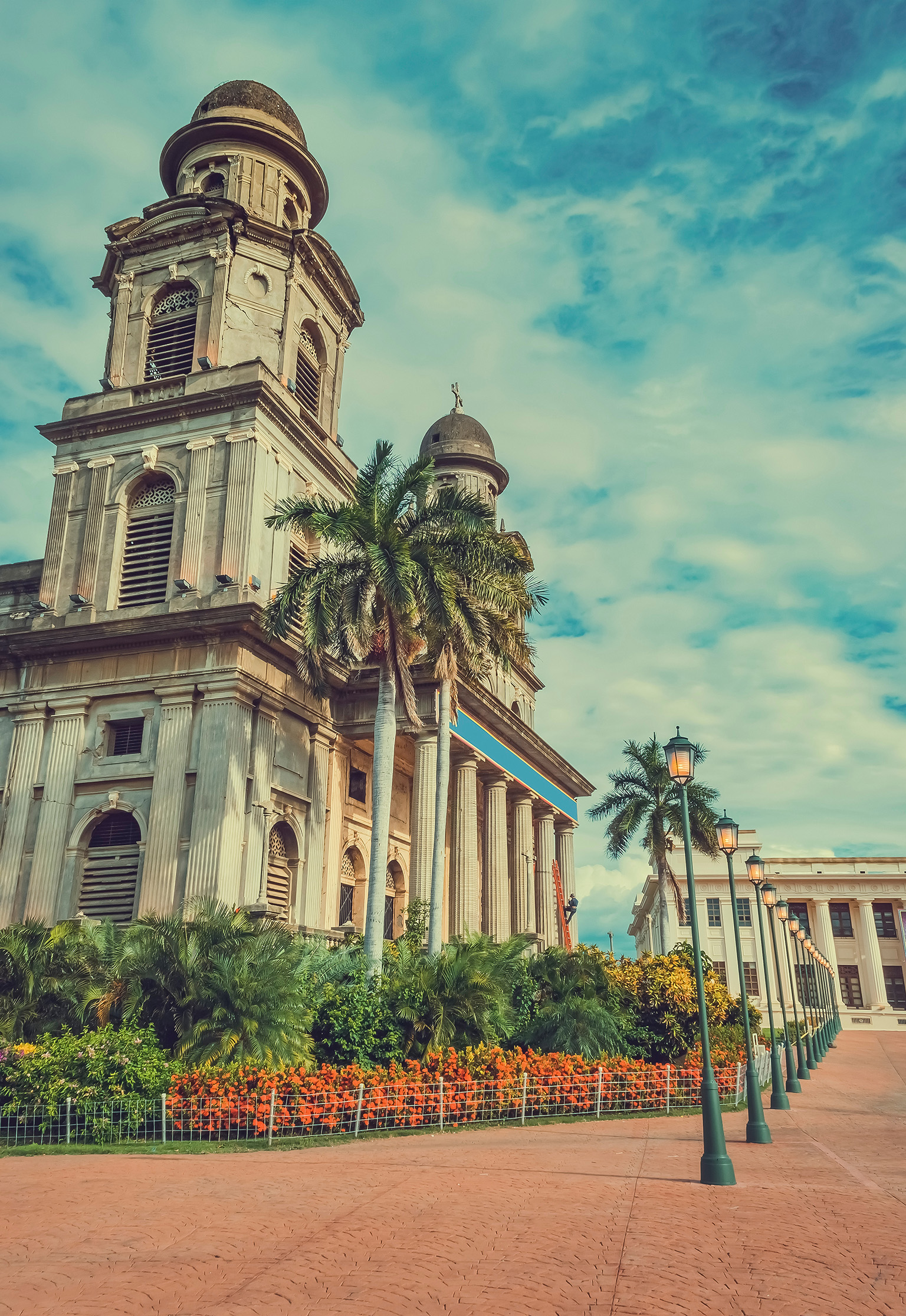 colonial-building-granada-nicaragua