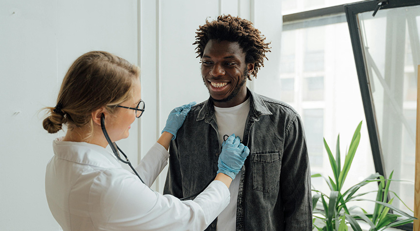 Doctor checking patient healthcare in Paraguay for expats living in Paraguay