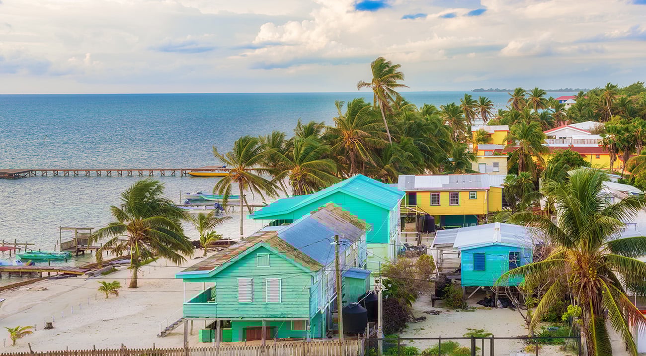 Living in Belize in coastal hotspots with wooden homes along a tropical beach