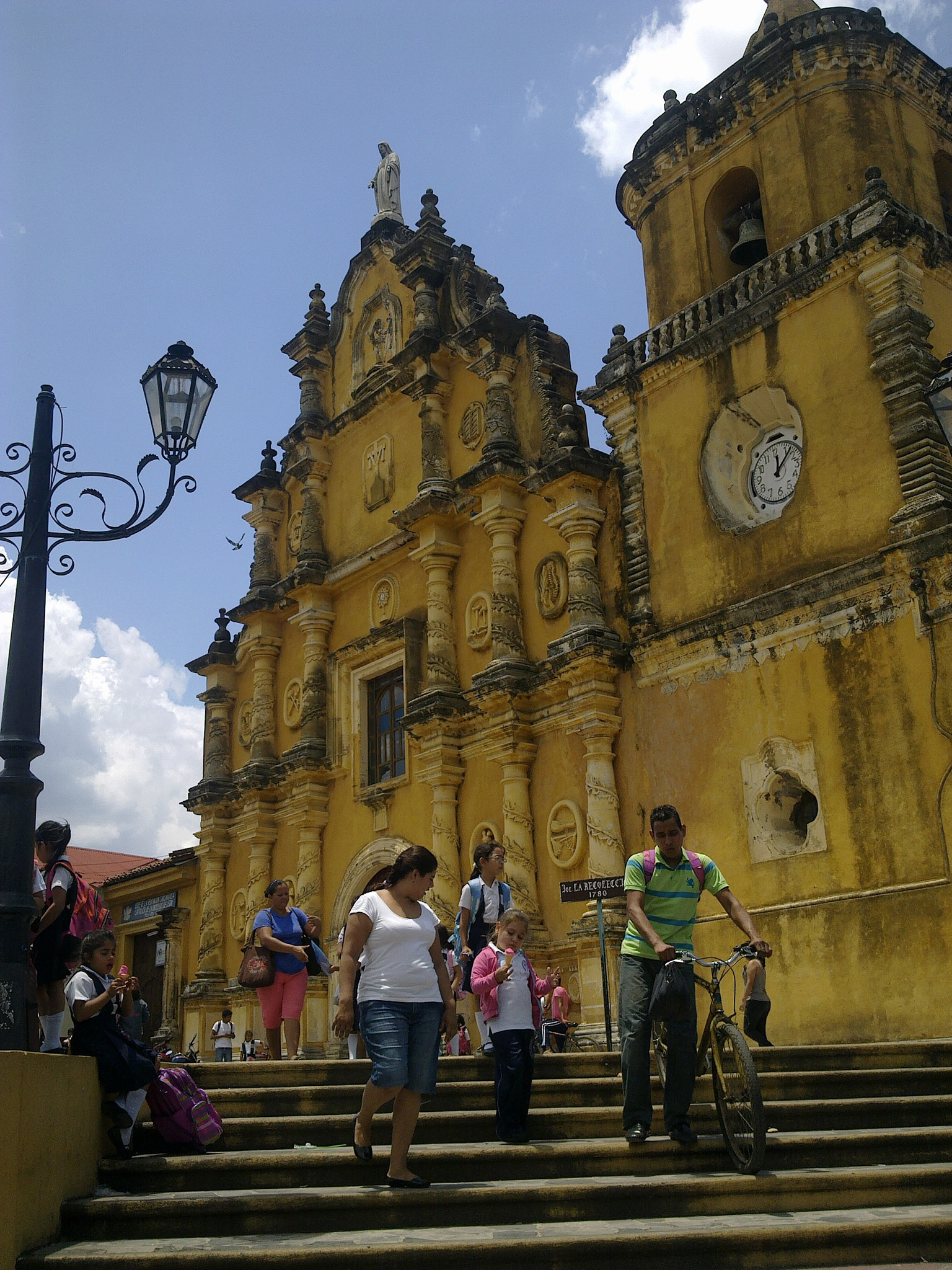 leon-nicaragua-iglesia-de-la-recoleccion-steps People walking down the steps of Iglesia de la Recolección in León Nicaragua