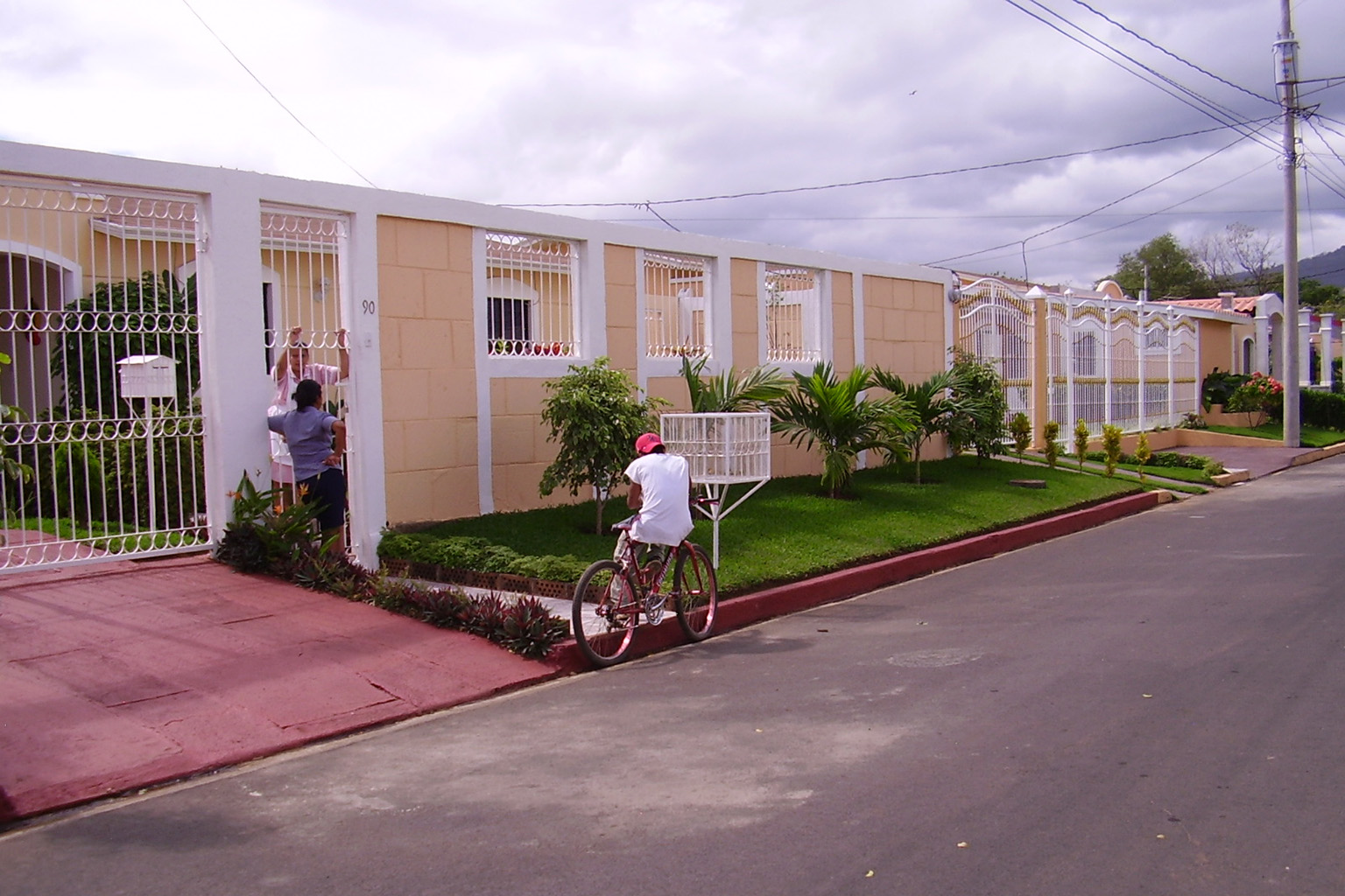 managua-nicaragua-residential-neighborhood-housing Well-maintained residential street in Managua Nicaragua showing housing and expat living areas