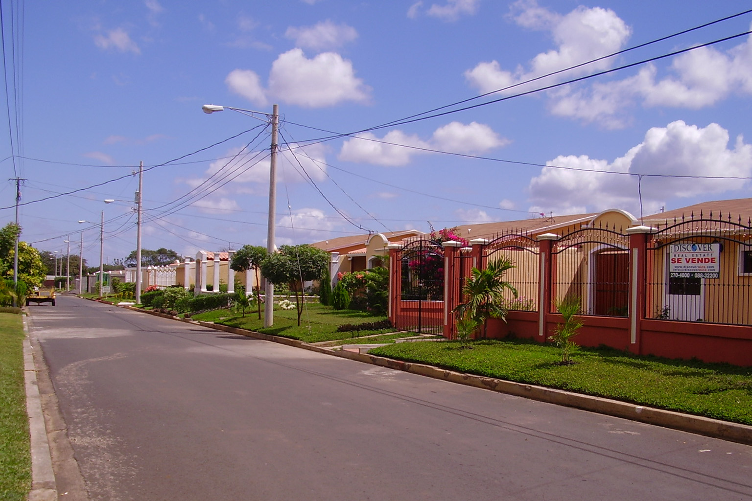 managua-suburban-street-nicaragua Typical suburban street in Managua, the practical urban option where some expats live in Nicaragua for better services and infrastructure