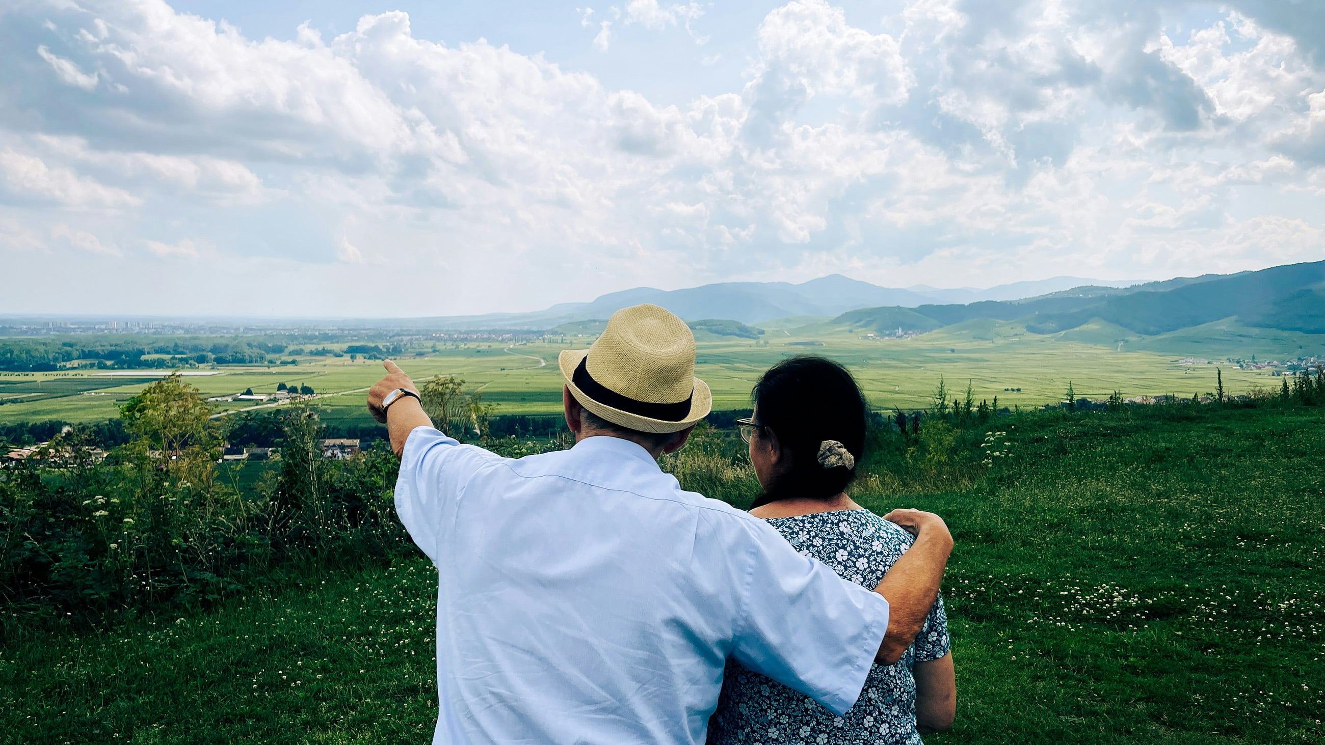 expat-couple-viewing-land-nicaragua Expat couple overlooking land in Nicaragua