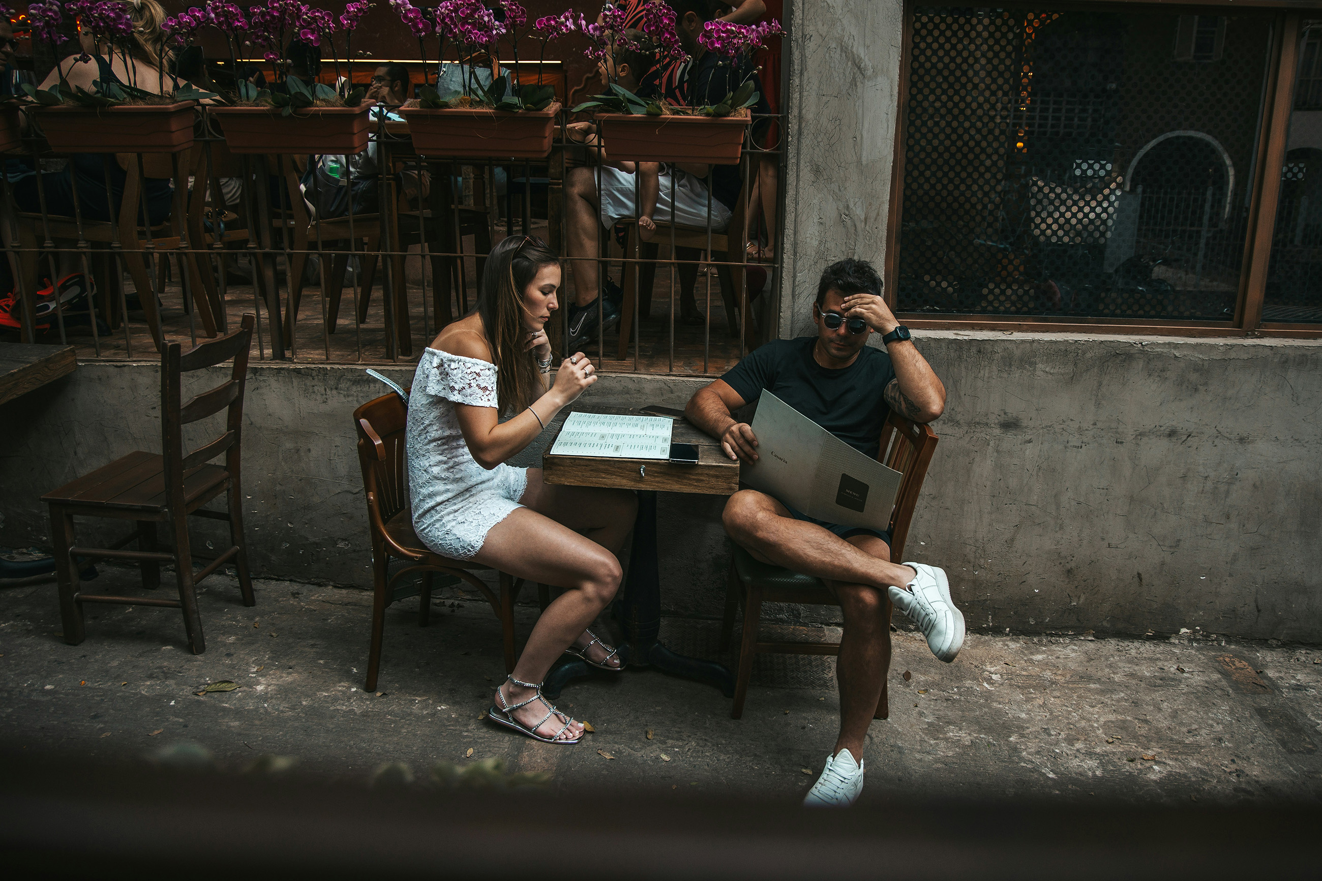living-in-latin-america-on-1500-restaurant-costs-expats Couple checking menu prices while living in Latin America on $1500 a month