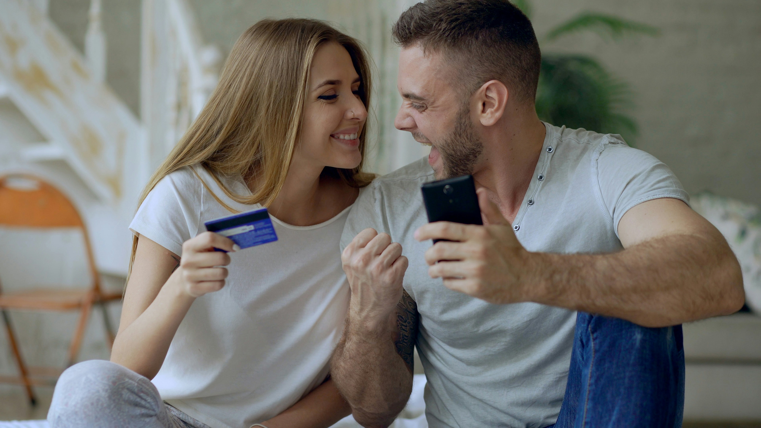 Expat couple happy after opening a bank account in Paraguay