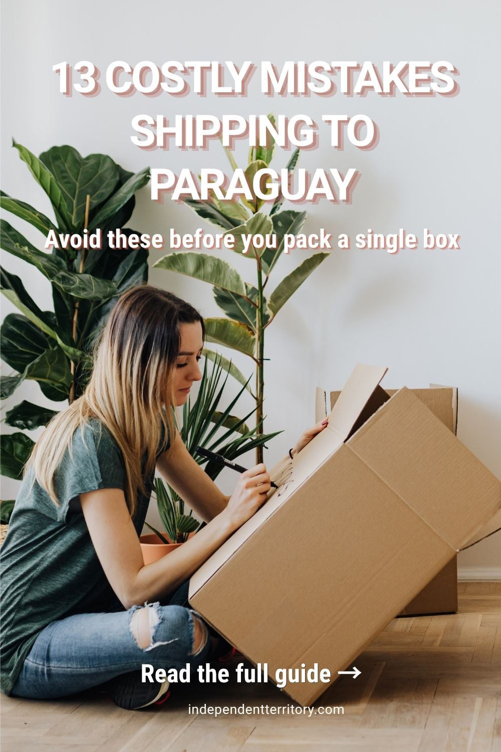 avoid-mistakes-packing-shipping-belongings-paraguay Woman writing the contents on a packing box, avoiding mistakes before shipping belongings to Paraguay