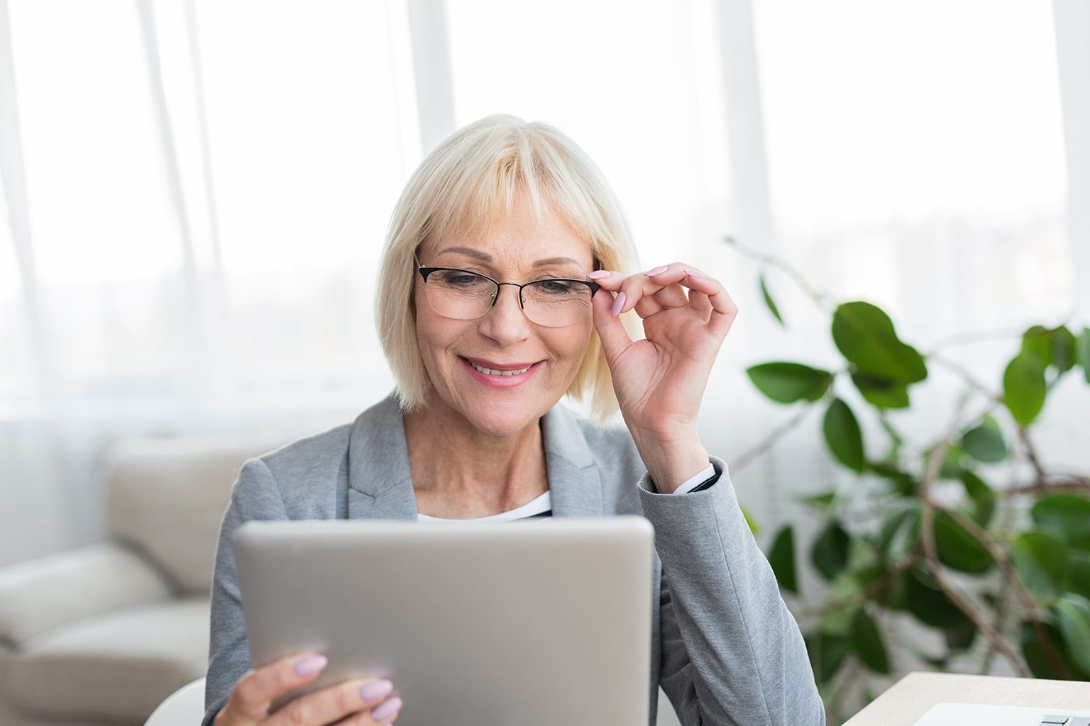 belize-qrp-woman-QPR-application Happy woman applying for theBelize Qualified Retirement Program 2026