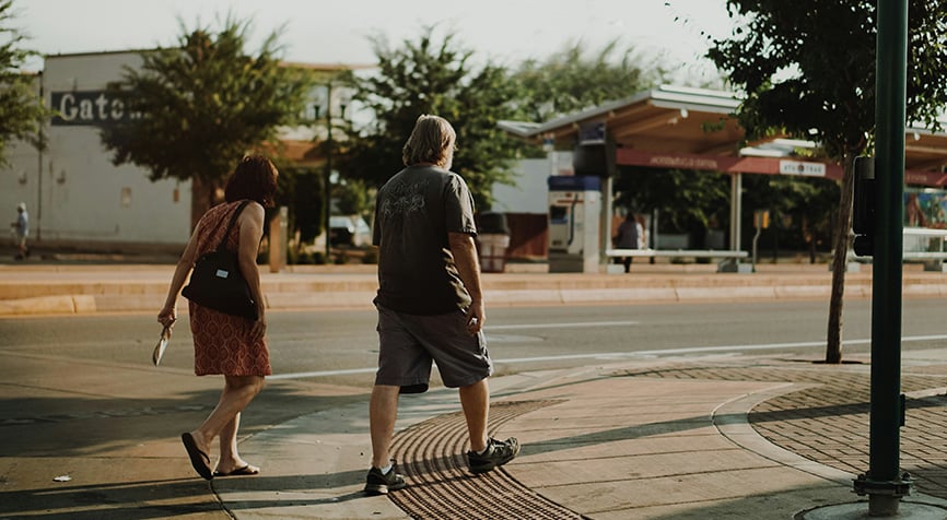 Couple crossing a city street, representing everyday safety while living in Paraguay